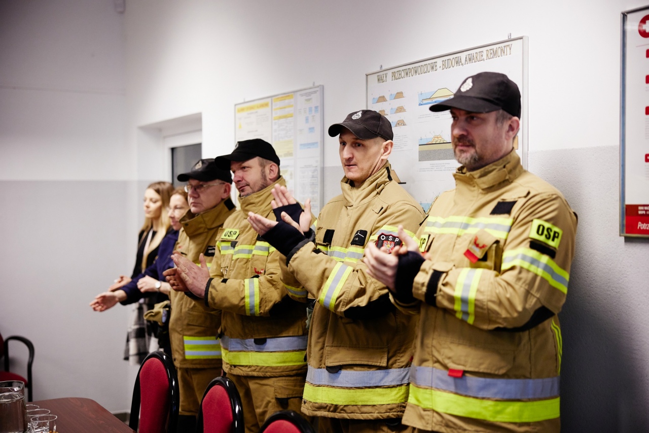 Oficjalne przekazanie nowego sprzętu dla OSP Ostrołęka [19.12.2024] - zdjęcie #7 - eOstroleka.pl