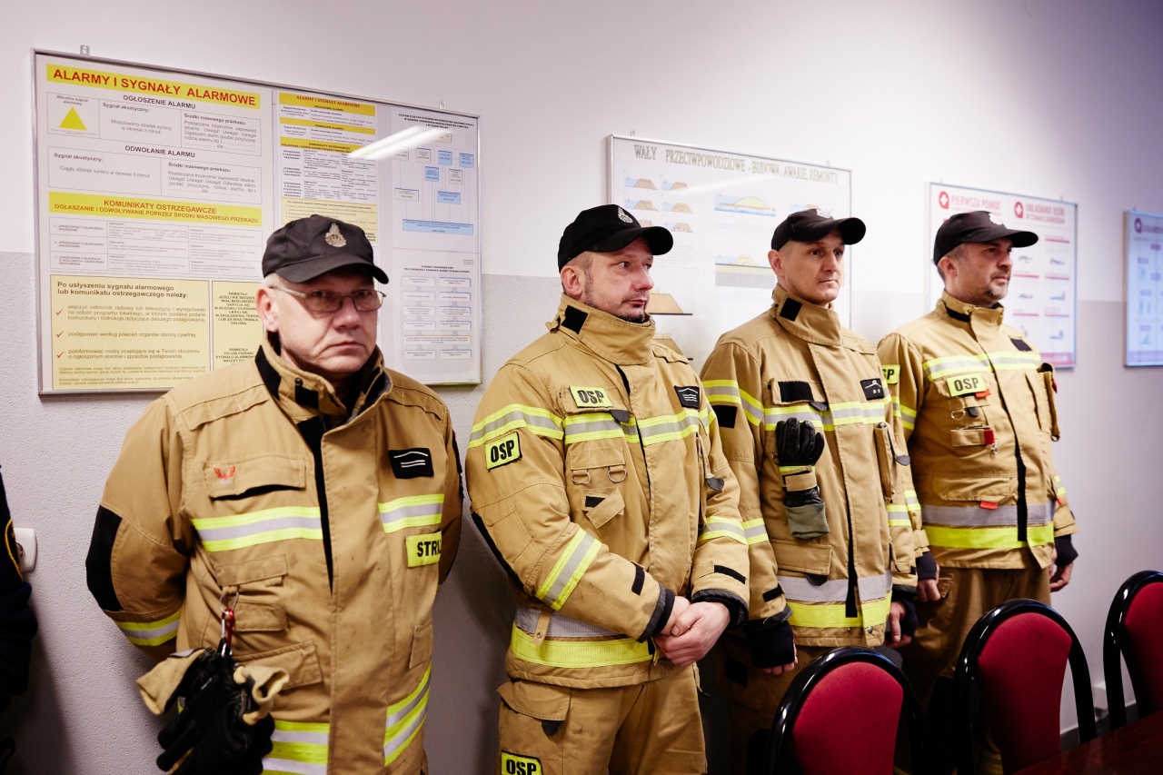 Oficjalne przekazanie nowego sprzętu dla OSP Ostrołęka [19.12.2024] - zdjęcie #4 - eOstroleka.pl