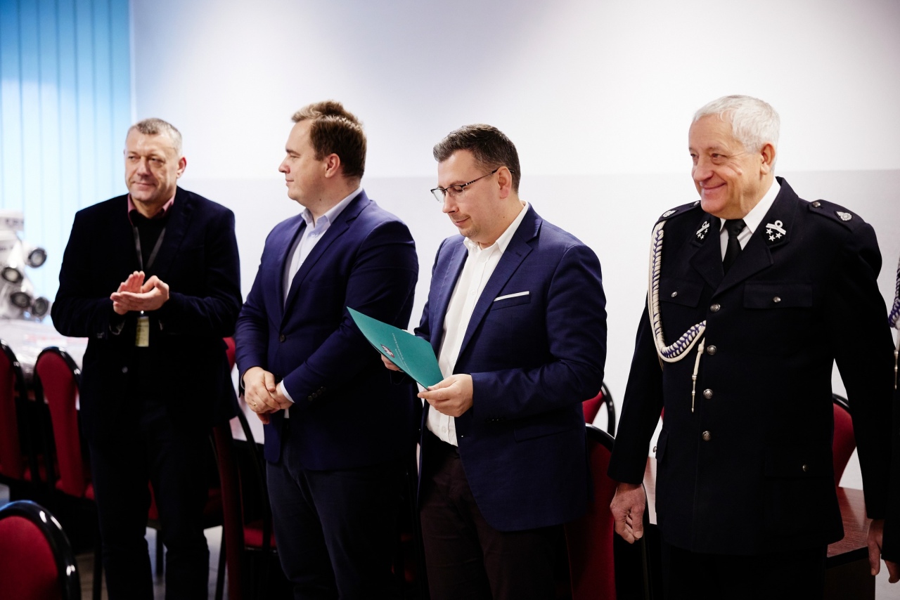 Oficjalne przekazanie nowego sprzętu dla OSP Ostrołęka [19.12.2024] - zdjęcie #3 - eOstroleka.pl