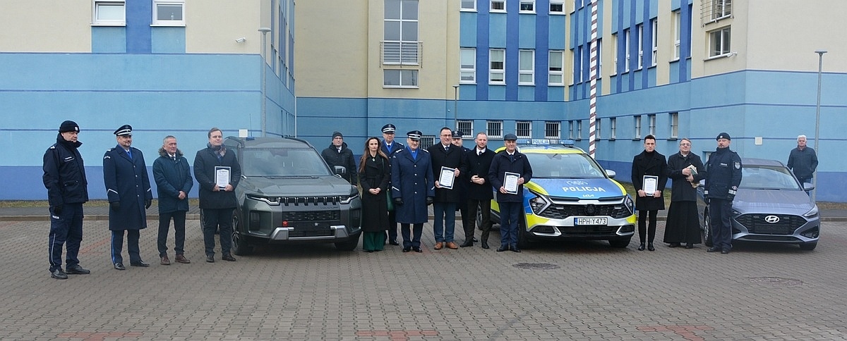 Uroczyste przekazanie nowych radiowozów dla ostrołęckiej policji [19.12.2024] - zdjęcie #12 - eOstroleka.pl