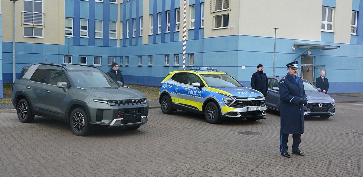 Uroczyste przekazanie nowych radiowozów dla ostrołęckiej policji [19.12.2024] - zdjęcie #11 - eOstroleka.pl