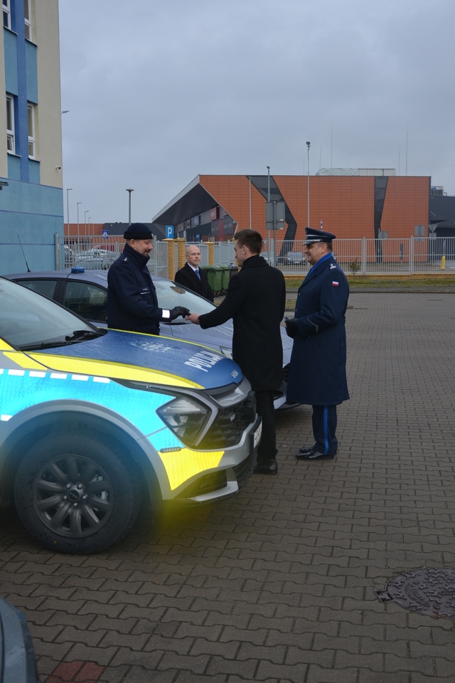 Uroczyste przekazanie nowych radiowozów dla ostrołęckiej policji [19.12.2024] - zdjęcie #9 - eOstroleka.pl