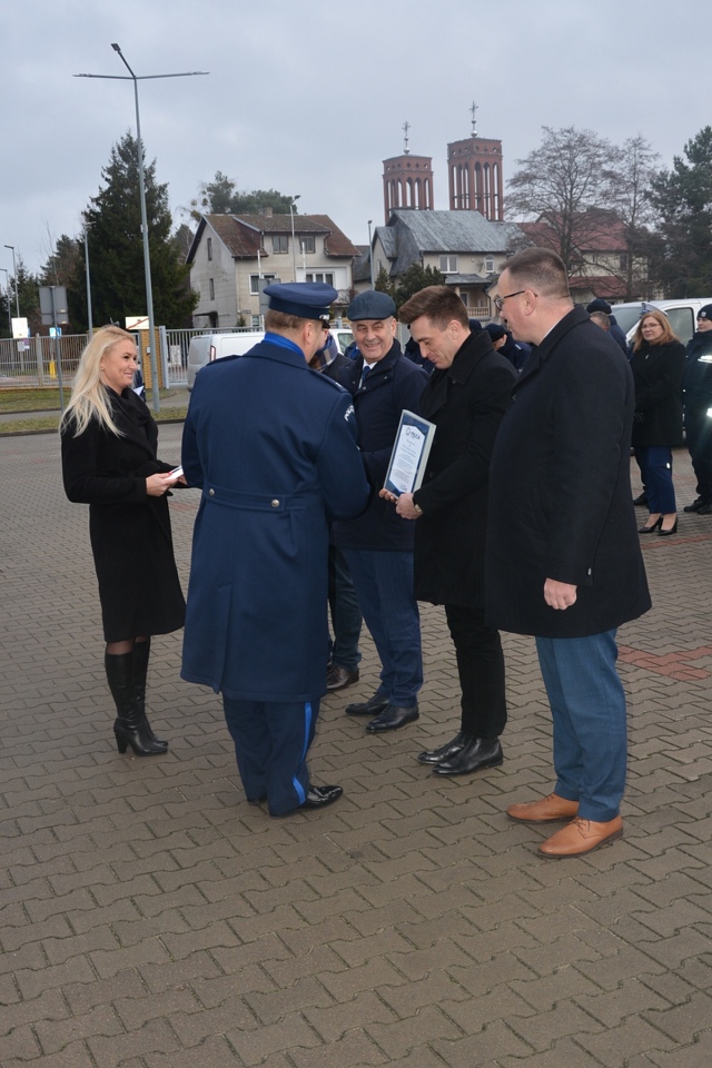 Uroczyste przekazanie nowych radiowozów dla ostrołęckiej policji [19.12.2024] - zdjęcie #8 - eOstroleka.pl