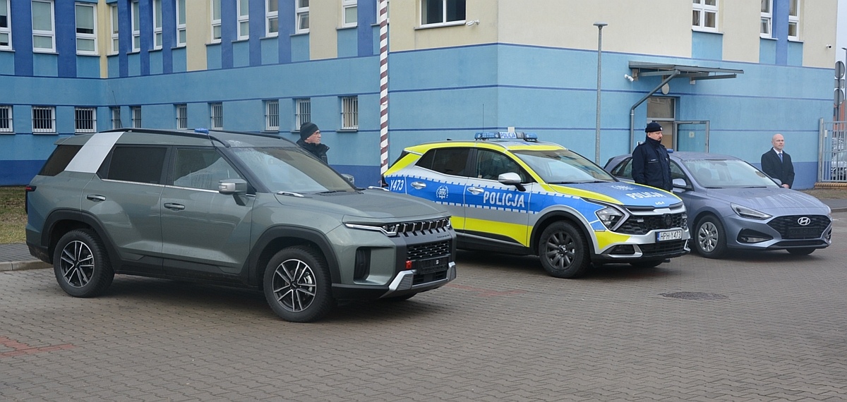 Uroczyste przekazanie nowych radiowozów dla ostrołęckiej policji [19.12.2024] - zdjęcie #6 - eOstroleka.pl