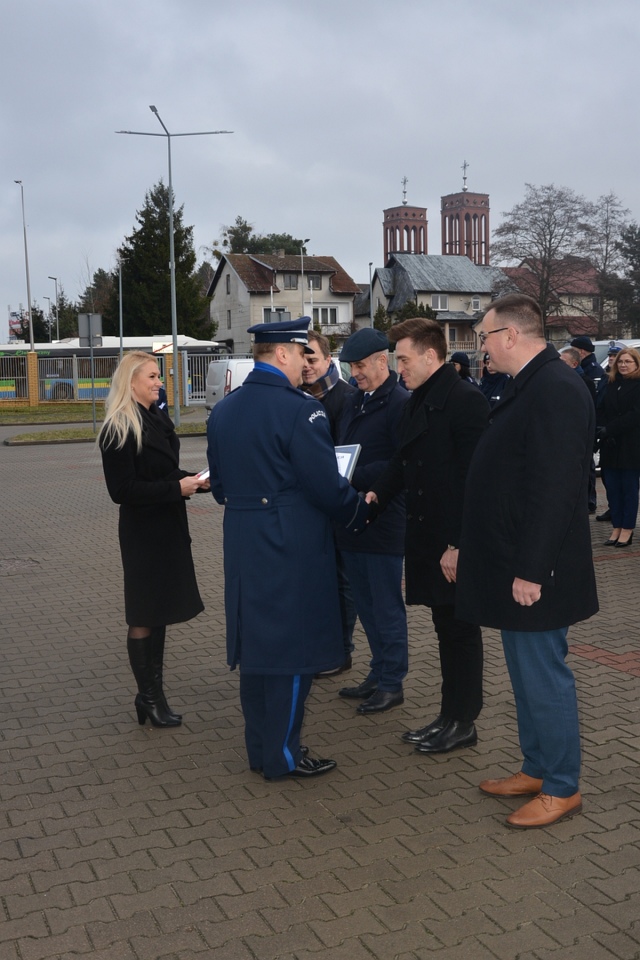 Uroczyste przekazanie nowych radiowozów dla ostrołęckiej policji [19.12.2024] - zdjęcie #5 - eOstroleka.pl