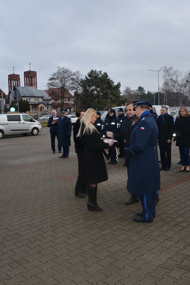 Uroczyste przekazanie nowych radiowozów dla ostrołęckiej policji [19.12.2024] - zdjęcie #4 - eOstroleka.pl