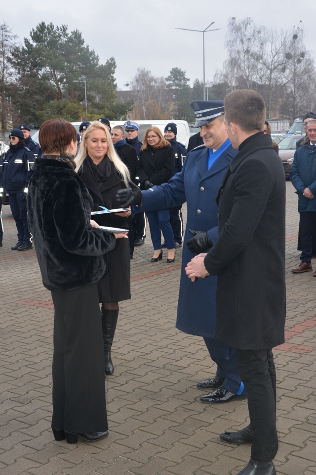 Uroczyste przekazanie nowych radiowozów dla ostrołęckiej policji [19.12.2024] - zdjęcie #1 - eOstroleka.pl