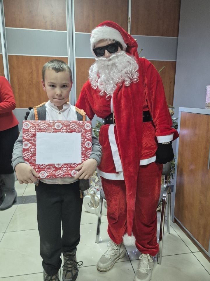 TPD: Ciąg dalszy wręczania prezentów świątecznych [19.12.2024] - zdjęcie #12 - eOstroleka.pl