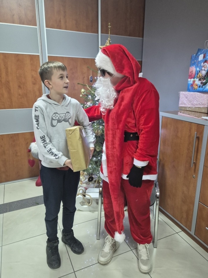 TPD: Ciąg dalszy wręczania prezentów świątecznych [19.12.2024] - zdjęcie #11 - eOstroleka.pl