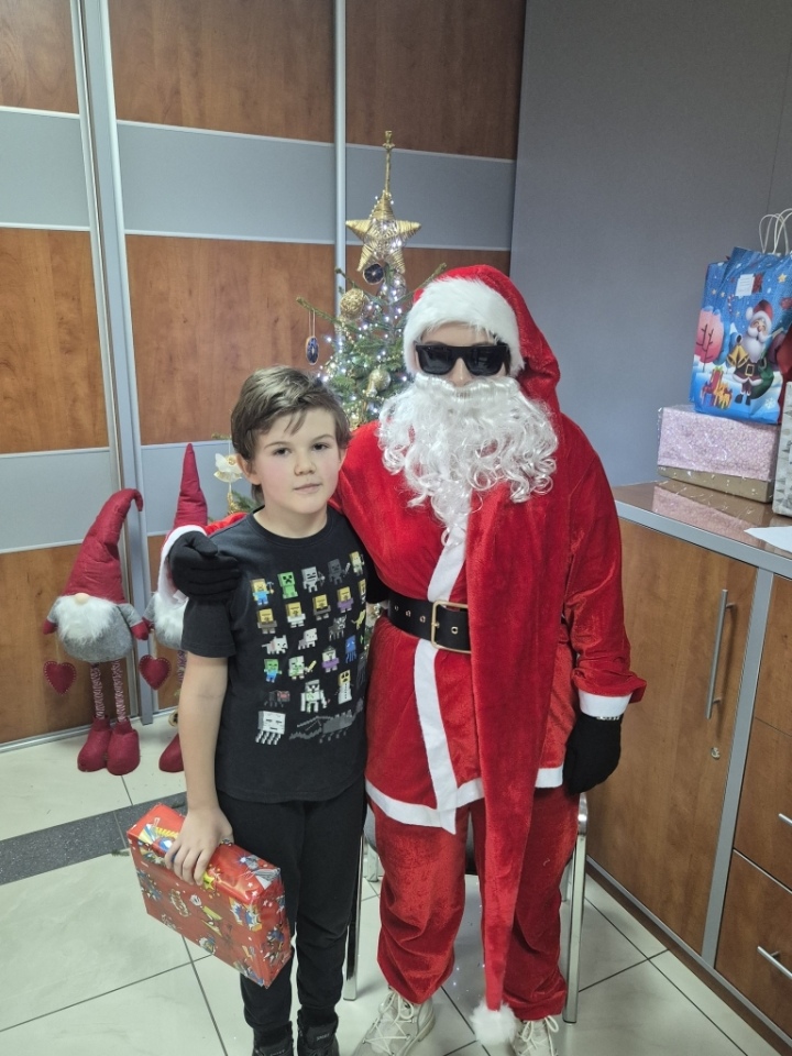 TPD: Ciąg dalszy wręczania prezentów świątecznych [19.12.2024] - zdjęcie #10 - eOstroleka.pl