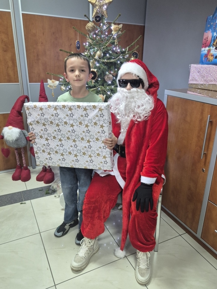 TPD: Ciąg dalszy wręczania prezentów świątecznych [19.12.2024] - zdjęcie #9 - eOstroleka.pl