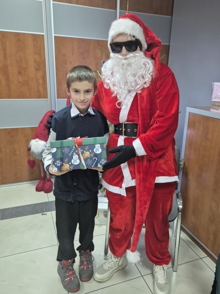 TPD: Ciąg dalszy wręczania prezentów świątecznych [19.12.2024] - zdjęcie #8 - eOstroleka.pl