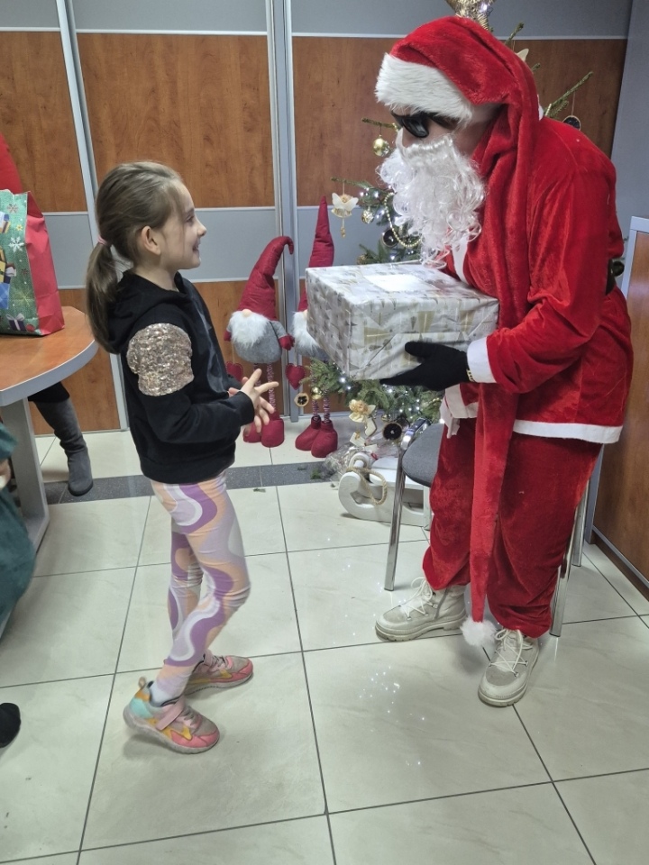 TPD: Ciąg dalszy wręczania prezentów świątecznych [19.12.2024] - zdjęcie #7 - eOstroleka.pl