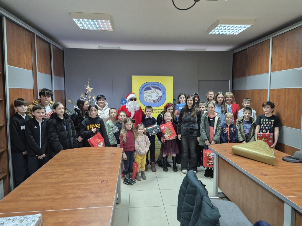 TPD: Ciąg dalszy wręczania prezentów świątecznych [19.12.2024] - zdjęcie #4 - eOstroleka.pl