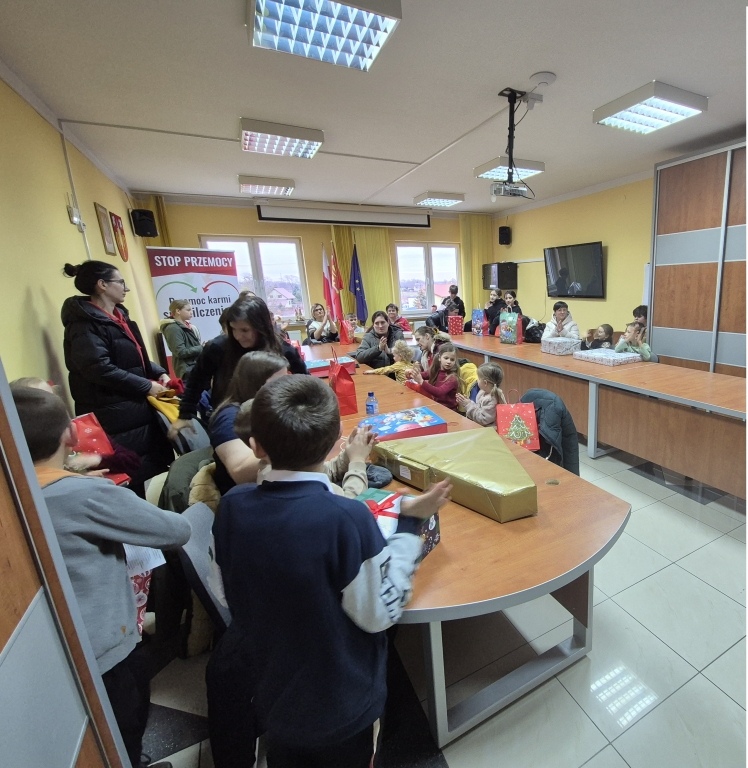 TPD: Ciąg dalszy wręczania prezentów świątecznych [19.12.2024] - zdjęcie #3 - eOstroleka.pl