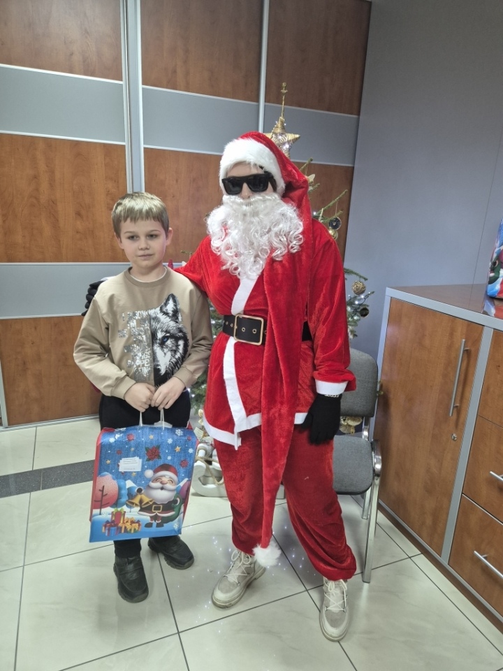 TPD: Ciąg dalszy wręczania prezentów świątecznych [19.12.2024] - zdjęcie #2 - eOstroleka.pl