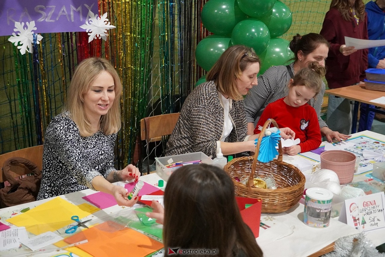 Szkolny Kiermasz Świąteczny w Rzekuniu [19.12.2024] - zdjęcie #63 - eOstroleka.pl