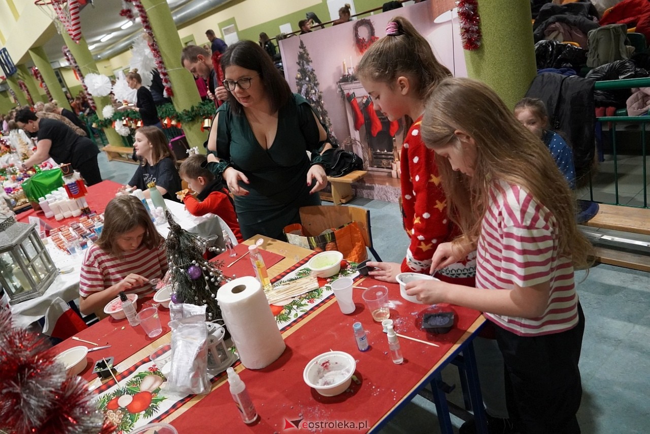 Szkolny Kiermasz Świąteczny w Rzekuniu [19.12.2024] - zdjęcie #42 - eOstroleka.pl