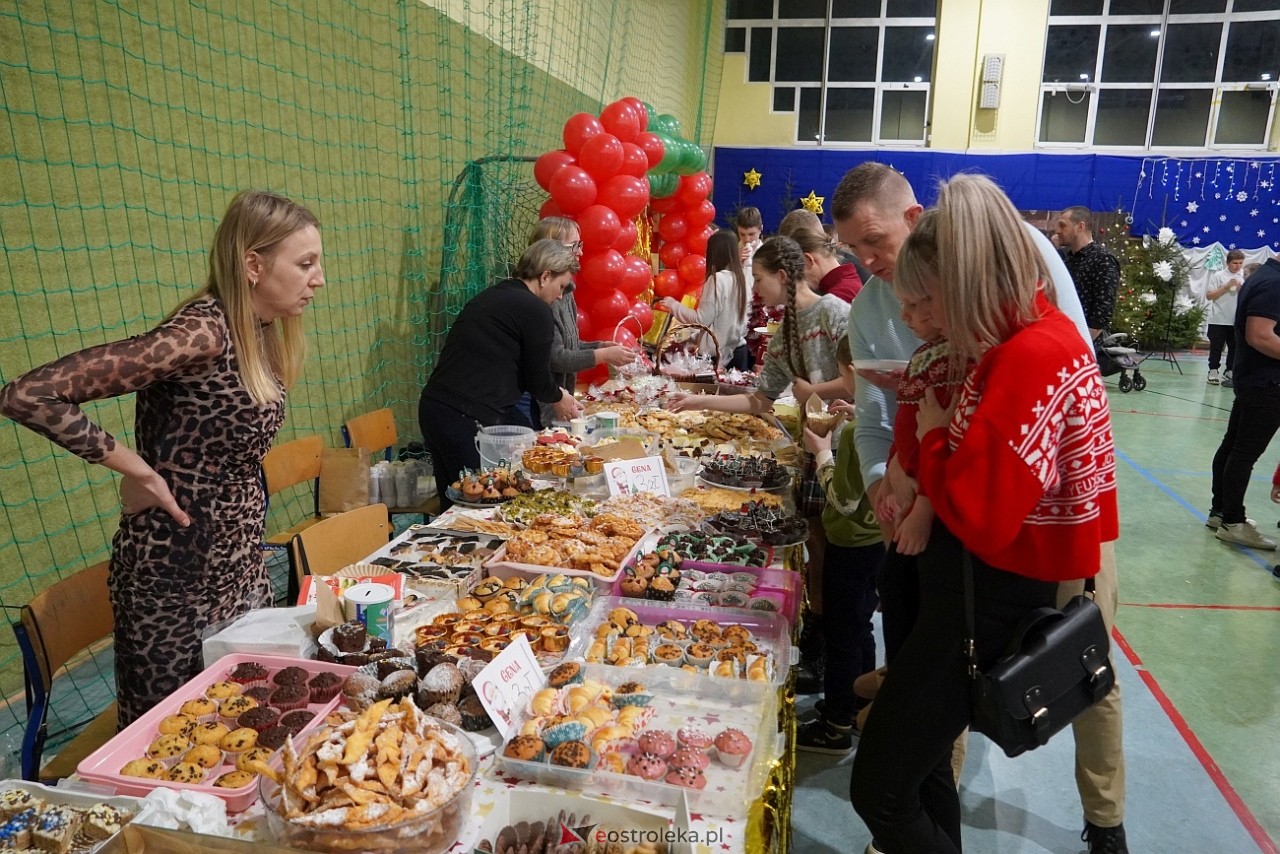 Szkolny Kiermasz Świąteczny w Rzekuniu [19.12.2024] - zdjęcie #40 - eOstroleka.pl