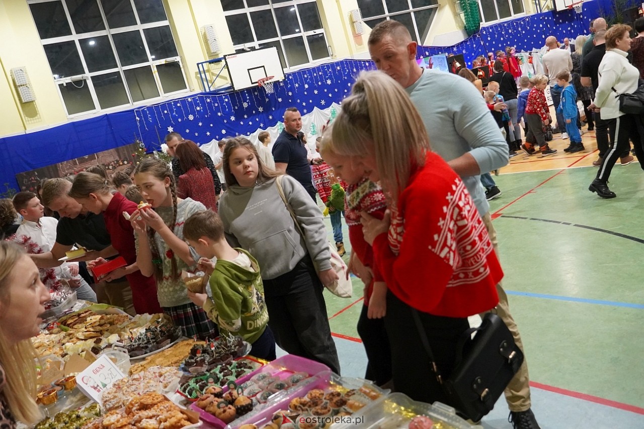 Szkolny Kiermasz Świąteczny w Rzekuniu [19.12.2024] - zdjęcie #39 - eOstroleka.pl