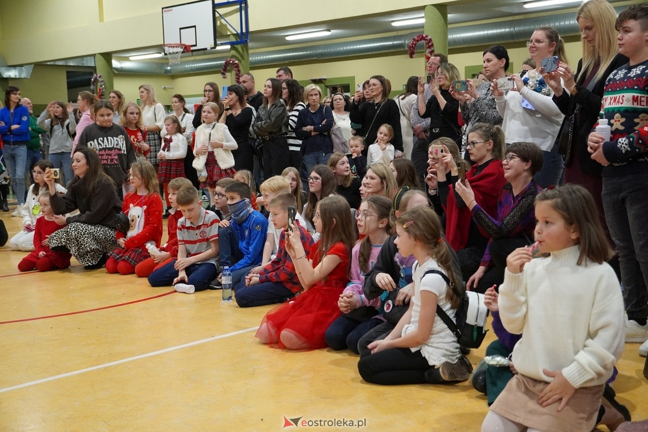 Szkolny Kiermasz Świąteczny w Rzekuniu [19.12.2024] - zdjęcie #30 - eOstroleka.pl