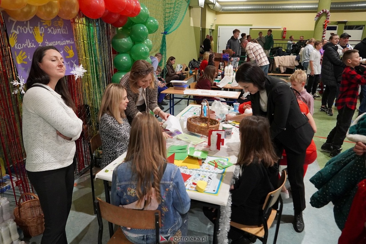 Szkolny Kiermasz Świąteczny w Rzekuniu [19.12.2024] - zdjęcie #4 - eOstroleka.pl