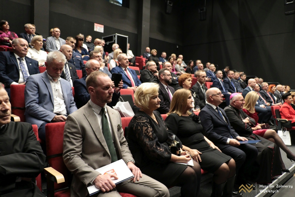 Sesja Rady Powiatu Ostrołęckiego w MŻW [19.12.2024] - zdjęcie #15 - eOstroleka.pl