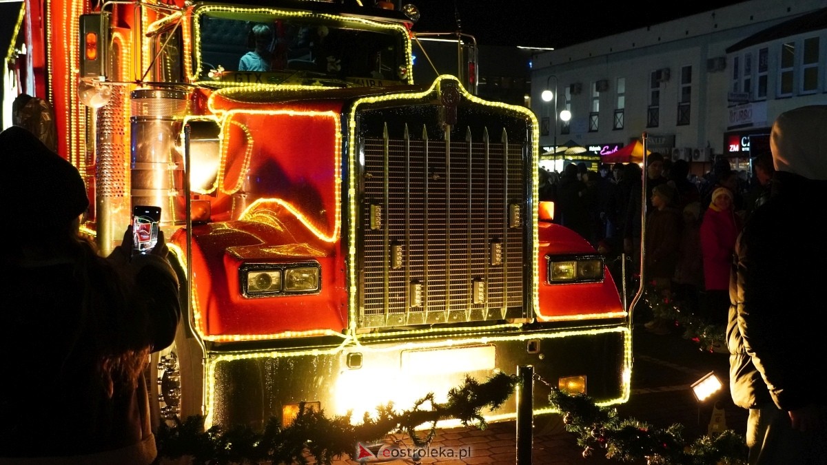 Ciężarówka Coca-Coli w Ostrołęce [20.12.2024] - zdjęcie #59 - eOstroleka.pl