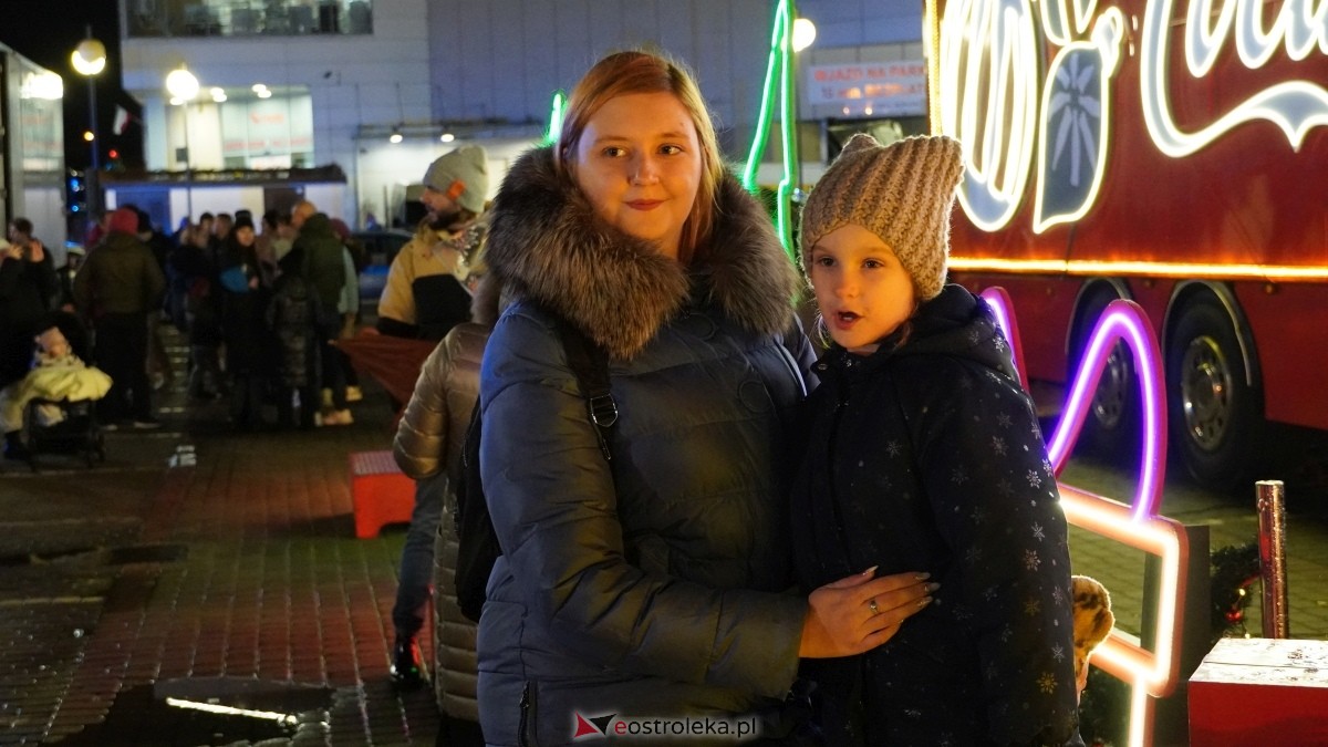 Ciężarówka Coca-Coli w Ostrołęce [20.12.2024] - zdjęcie #57 - eOstroleka.pl