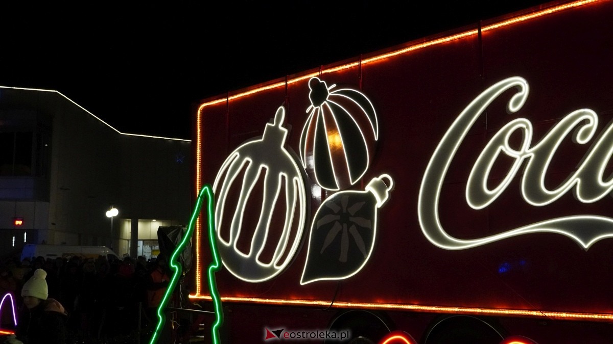 Ciężarówka Coca-Coli w Ostrołęce [20.12.2024] - zdjęcie #48 - eOstroleka.pl