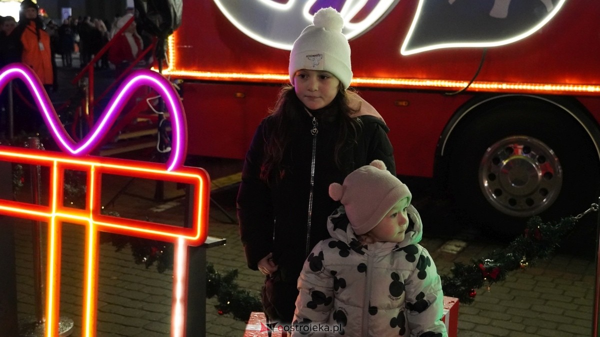 Ciężarówka Coca-Coli w Ostrołęce [20.12.2024] - zdjęcie #45 - eOstroleka.pl