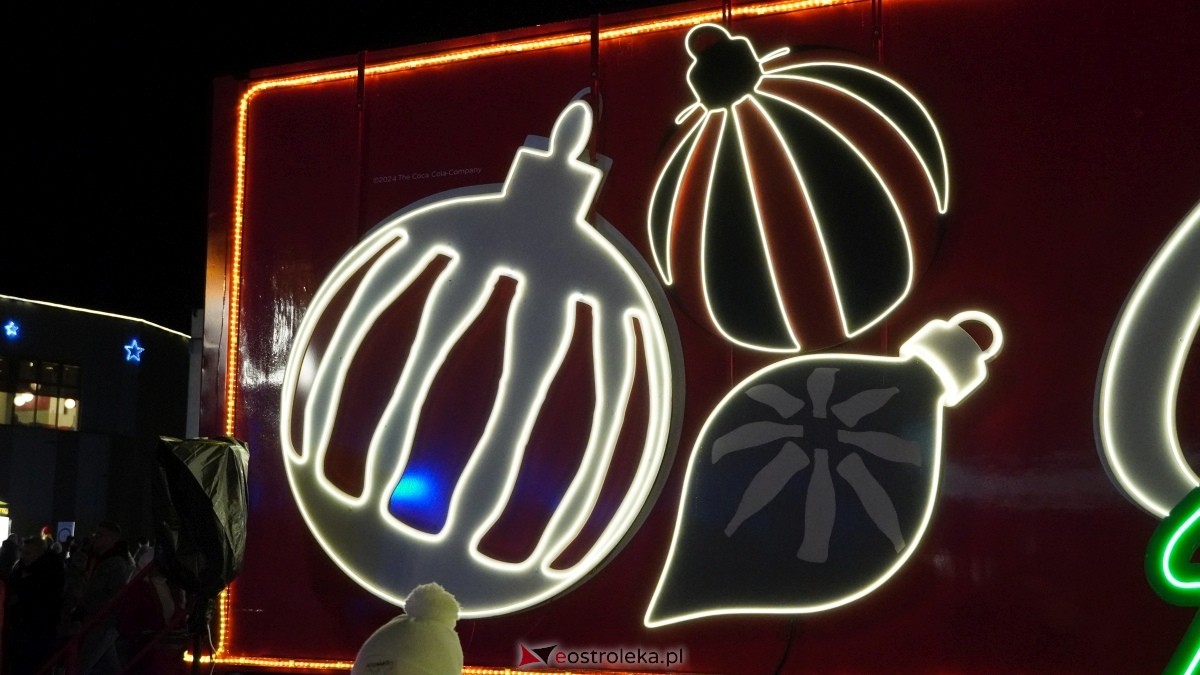 Ciężarówka Coca-Coli w Ostrołęce [20.12.2024] - zdjęcie #44 - eOstroleka.pl