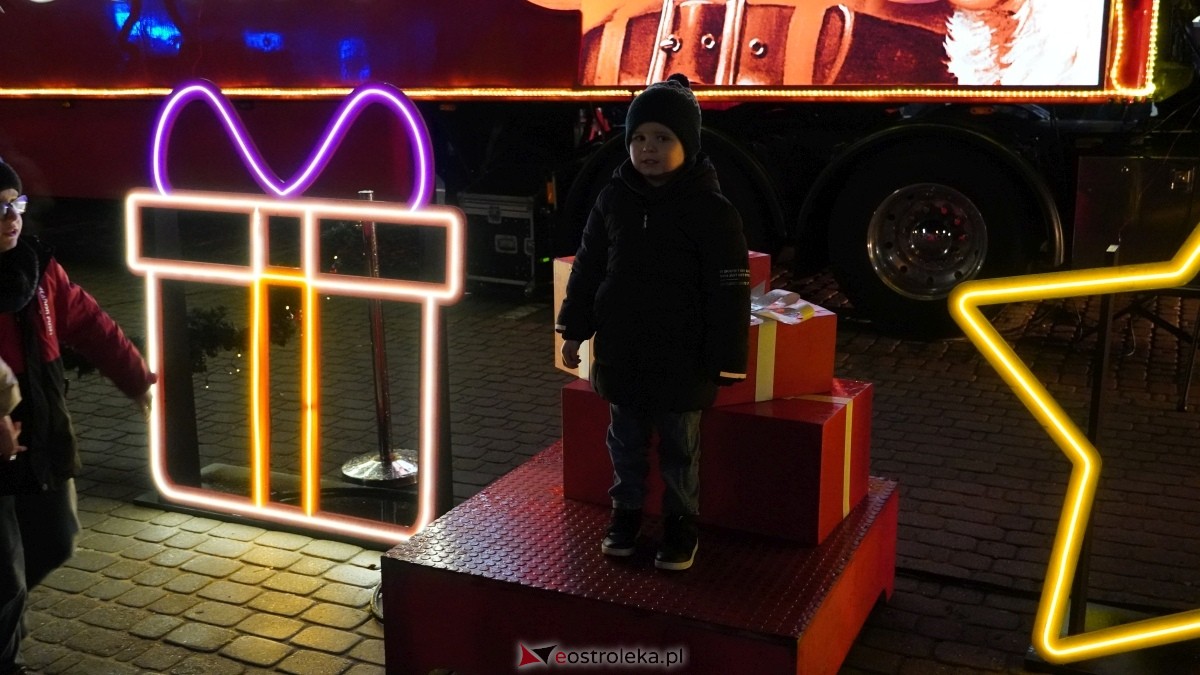 Ciężarówka Coca-Coli w Ostrołęce [20.12.2024] - zdjęcie #42 - eOstroleka.pl