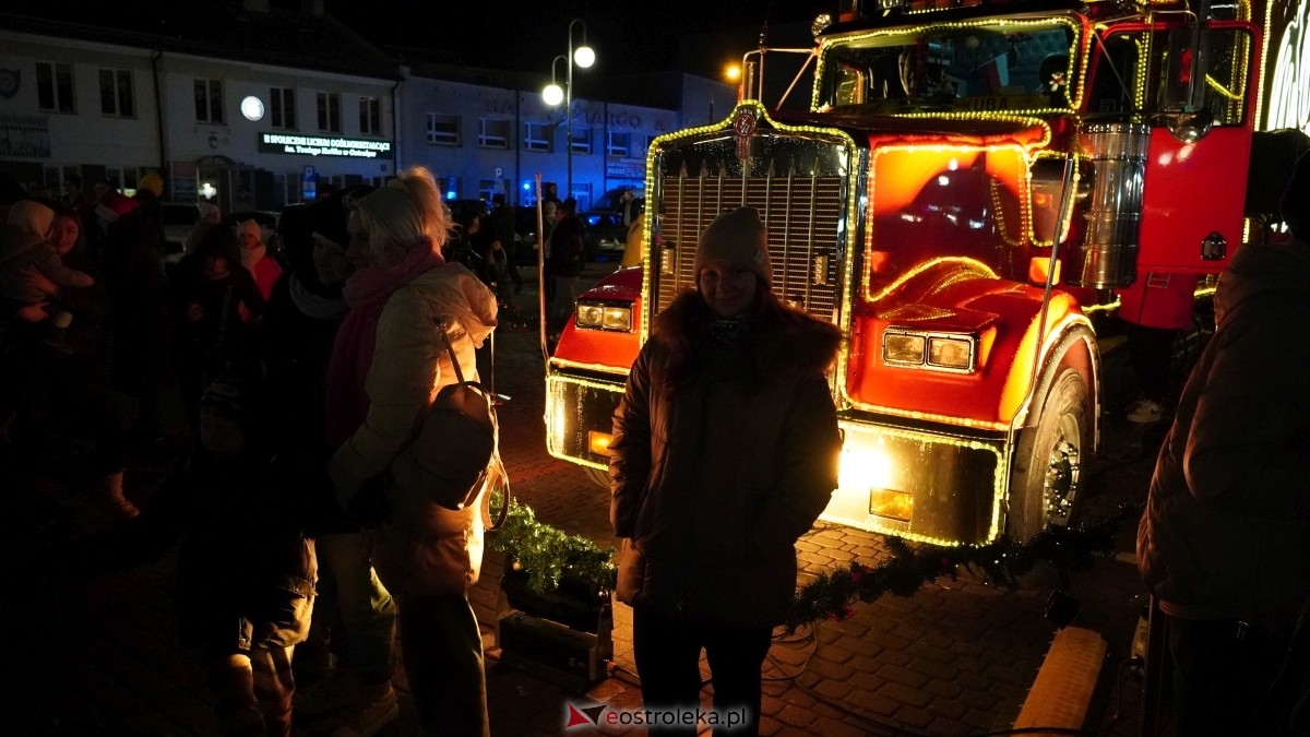 Ciężarówka Coca-Coli w Ostrołęce [20.12.2024] - zdjęcie #40 - eOstroleka.pl