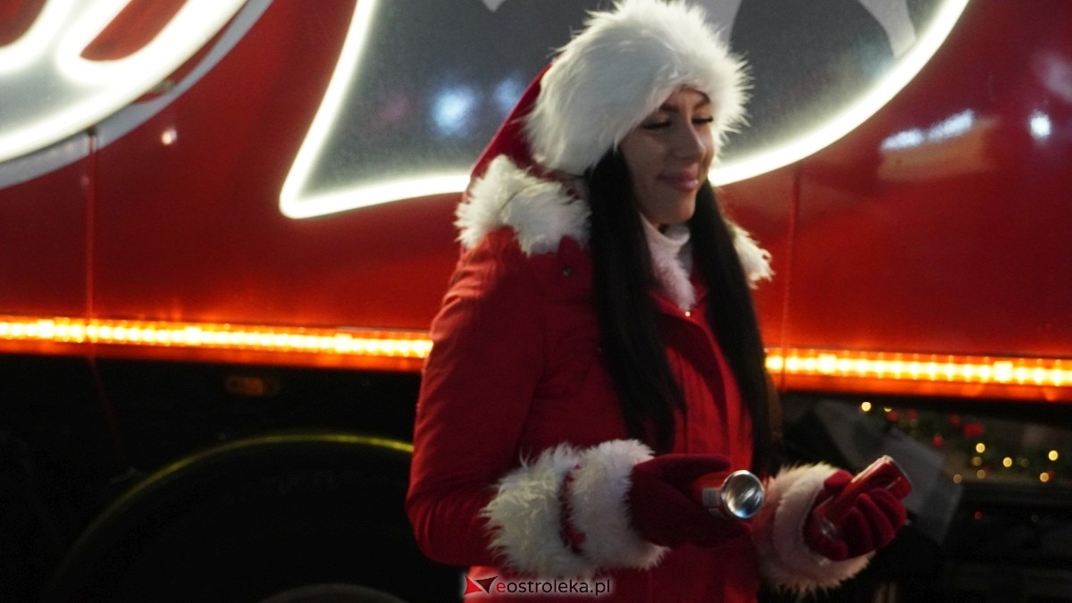 Ciężarówka Coca-Coli w Ostrołęce [20.12.2024] - zdjęcie #37 - eOstroleka.pl
