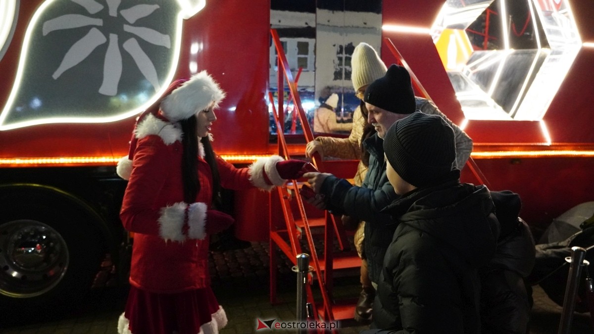 Ciężarówka Coca-Coli w Ostrołęce [20.12.2024] - zdjęcie #36 - eOstroleka.pl