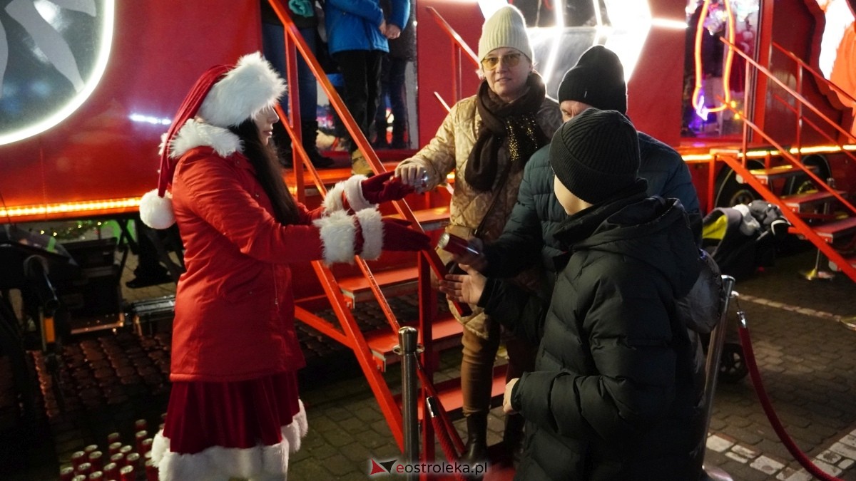 Ciężarówka Coca-Coli w Ostrołęce [20.12.2024] - zdjęcie #35 - eOstroleka.pl