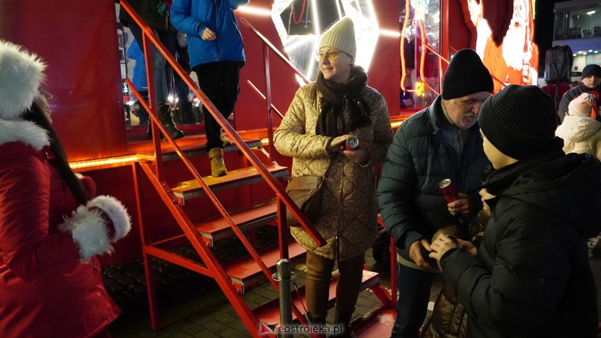 Ciężarówka Coca-Coli w Ostrołęce [20.12.2024] - zdjęcie #34 - eOstroleka.pl