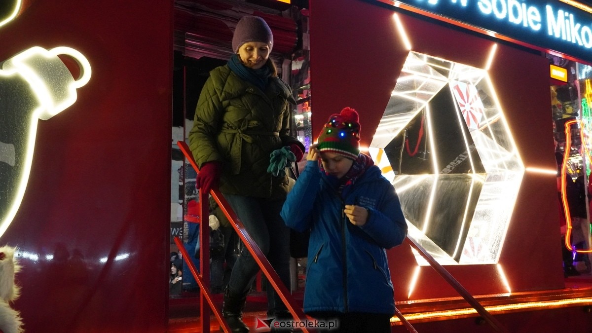 Ciężarówka Coca-Coli w Ostrołęce [20.12.2024] - zdjęcie #33 - eOstroleka.pl