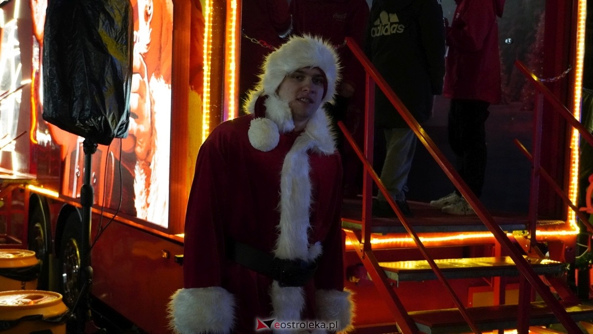 Ciężarówka Coca-Coli w Ostrołęce [20.12.2024] - zdjęcie #29 - eOstroleka.pl