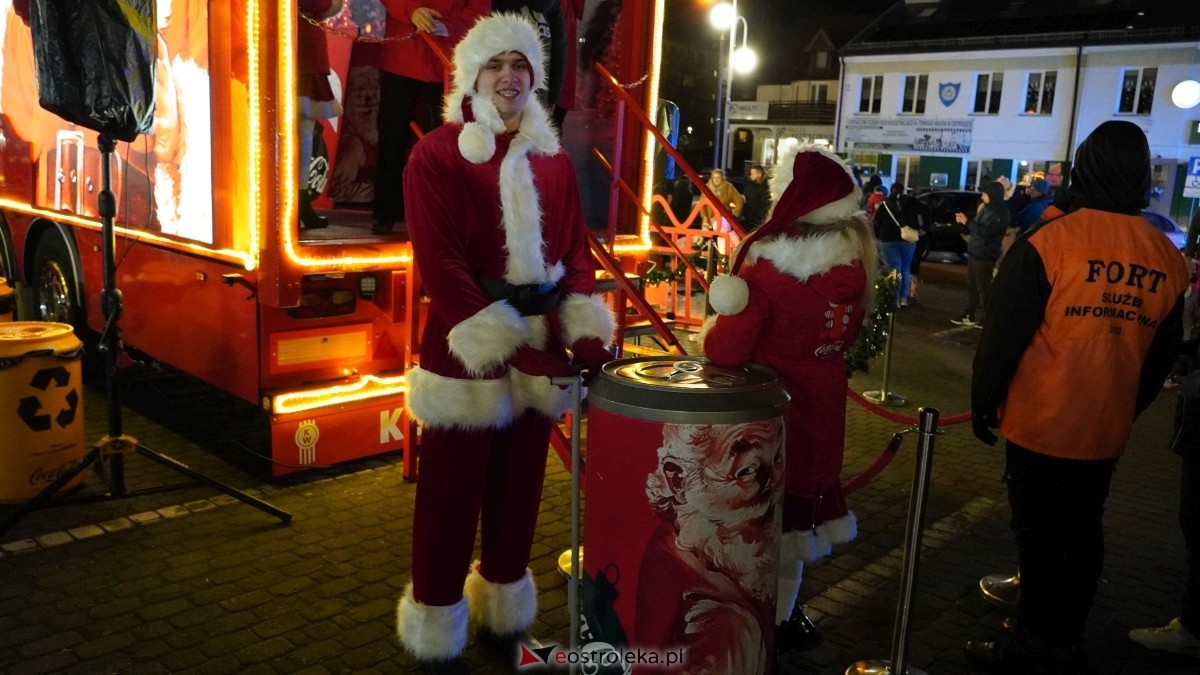 Ciężarówka Coca-Coli w Ostrołęce [20.12.2024] - zdjęcie #28 - eOstroleka.pl