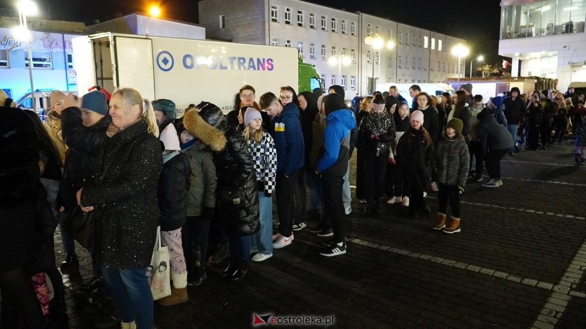 Ciężarówka Coca-Coli w Ostrołęce [20.12.2024] - zdjęcie #27 - eOstroleka.pl