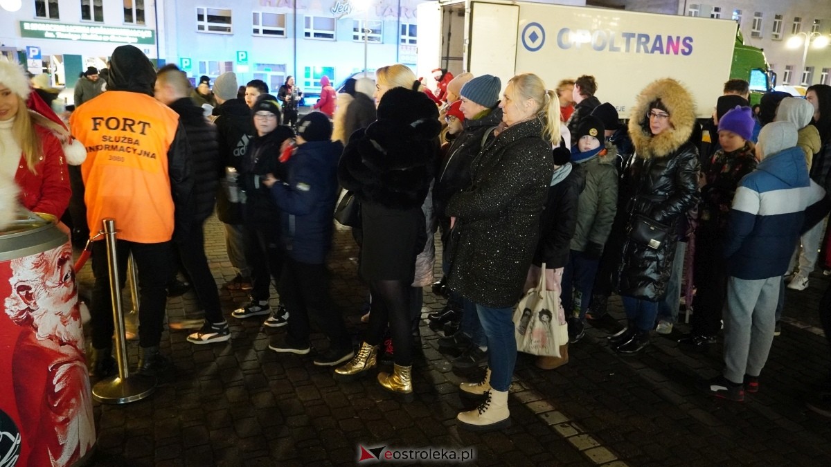 Ciężarówka Coca-Coli w Ostrołęce [20.12.2024] - zdjęcie #23 - eOstroleka.pl