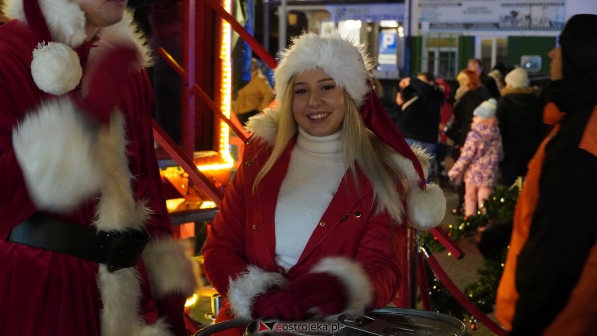 Ciężarówka Coca-Coli w Ostrołęce [20.12.2024] - zdjęcie #22 - eOstroleka.pl