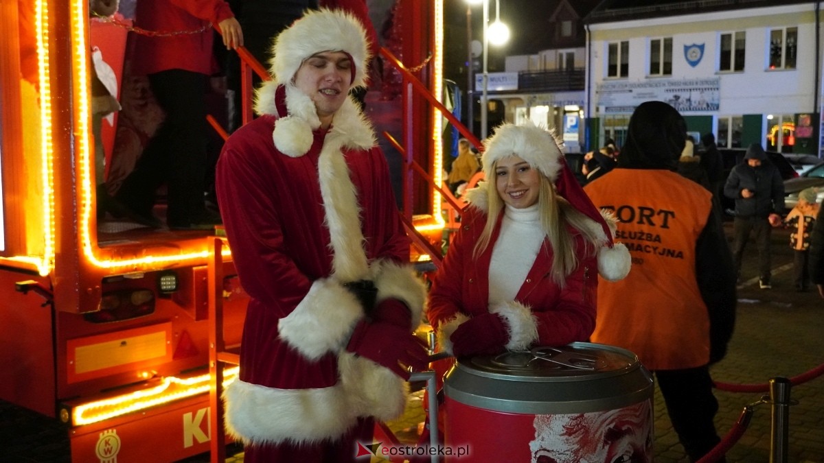 Ciężarówka Coca-Coli w Ostrołęce [20.12.2024] - zdjęcie #21 - eOstroleka.pl