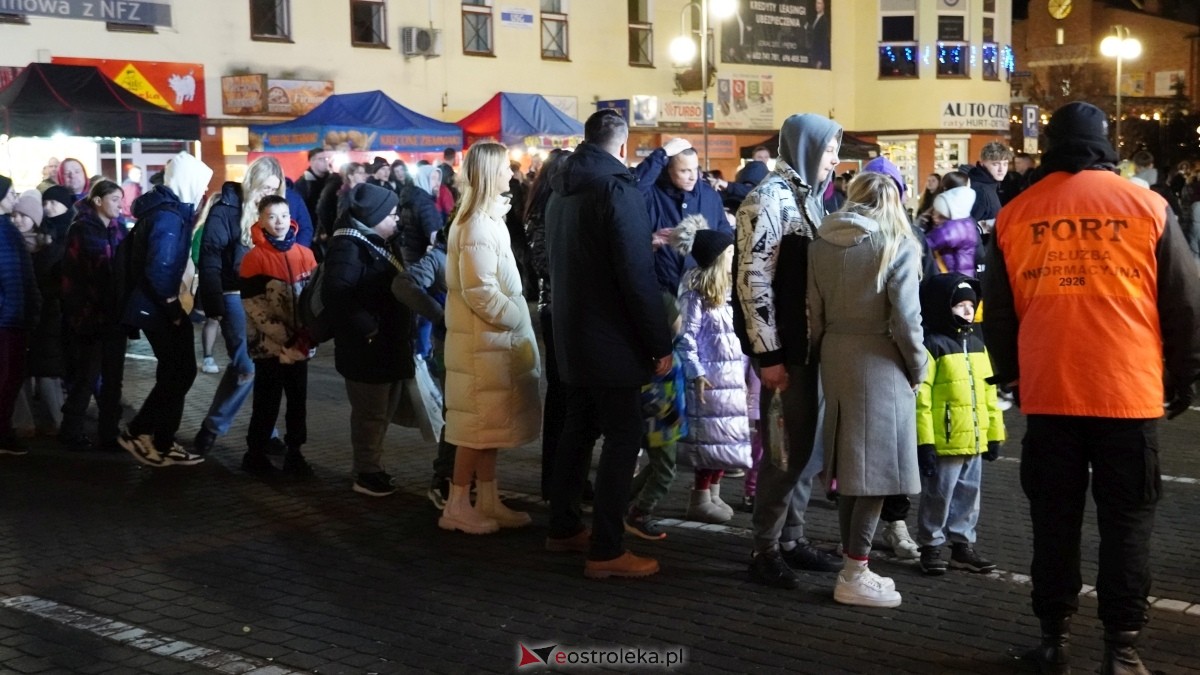 Ciężarówka Coca-Coli w Ostrołęce [20.12.2024] - zdjęcie #20 - eOstroleka.pl