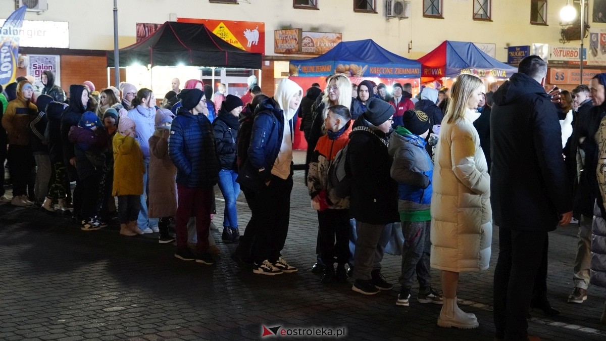 Ciężarówka Coca-Coli w Ostrołęce [20.12.2024] - zdjęcie #19 - eOstroleka.pl