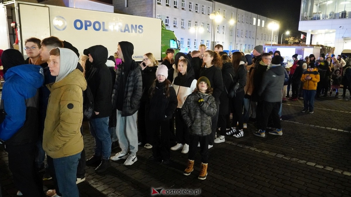 Ciężarówka Coca-Coli w Ostrołęce [20.12.2024] - zdjęcie #16 - eOstroleka.pl