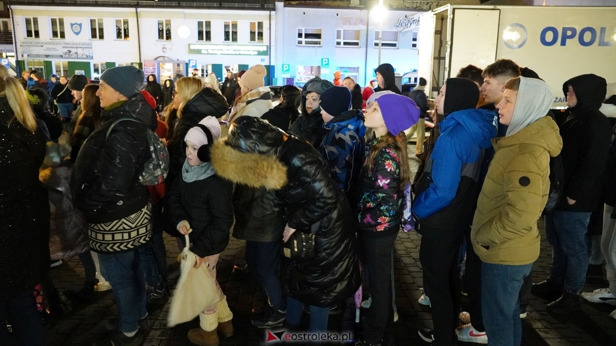 Ciężarówka Coca-Coli w Ostrołęce [20.12.2024] - zdjęcie #15 - eOstroleka.pl