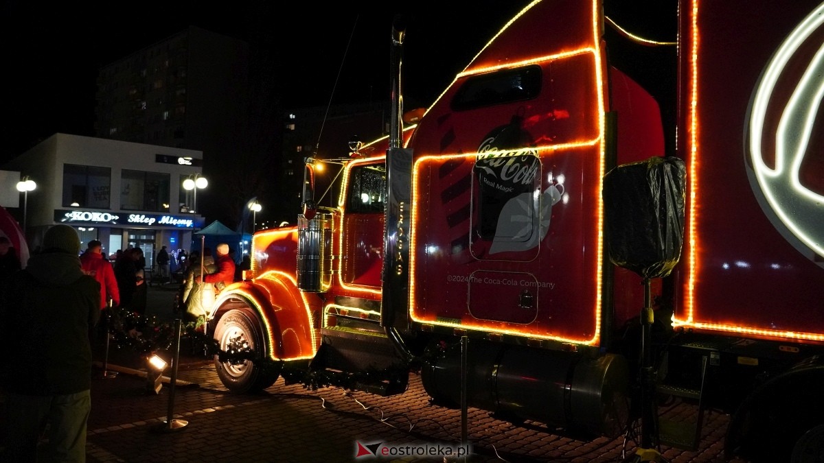 Ciężarówka Coca-Coli w Ostrołęce [20.12.2024] - zdjęcie #14 - eOstroleka.pl